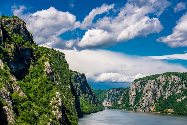 Vue sur les gorges du Danube à Djerdap à la frontière serbo-roumaine