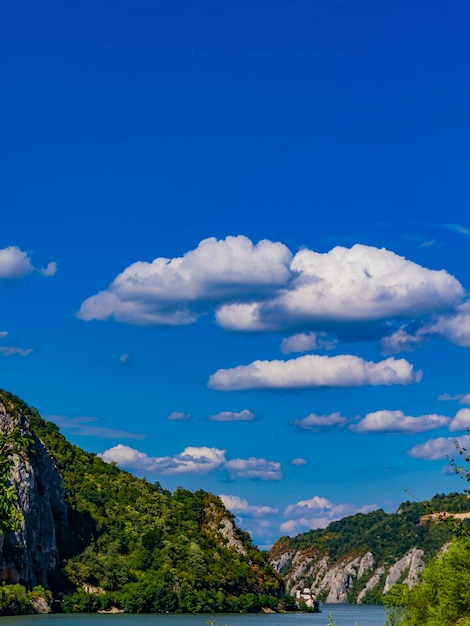 Photo vue sur les gorges du danube à djerdap en serbie