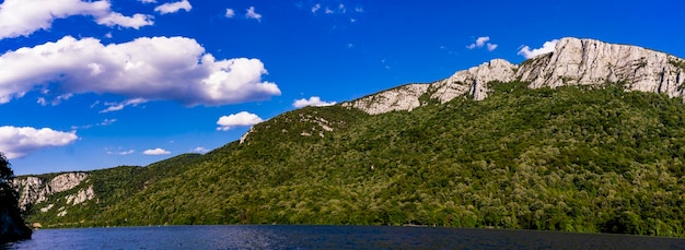 Vue sur les gorges du Danube à Djerdap en Serbie