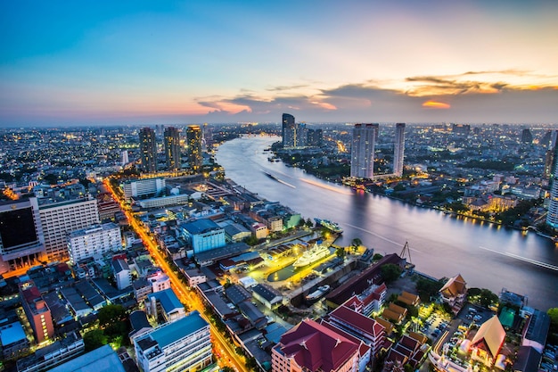 Vue grand angle de Bangkok le soir