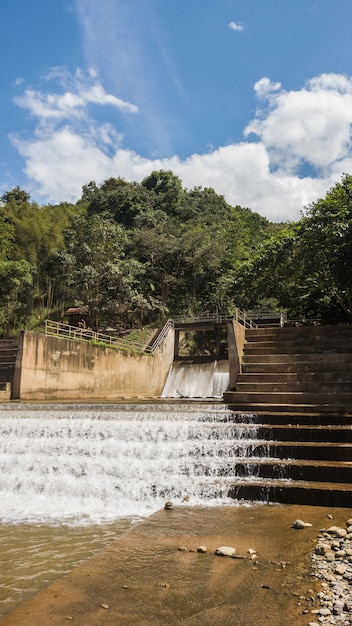 Vue grand angle de barrages sur la petite rivière en Thaïlande