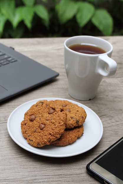 Vue grand angle des biscuits et une tasse de thé servis sur la table