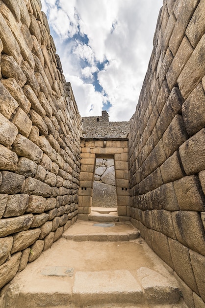 Vue grand angle détaillée des bâtiments de Machu Picchu, Pérou