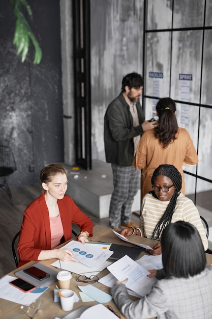 Vue grand angle sur divers groupes d'hommes d'affaires travaillant au bureau