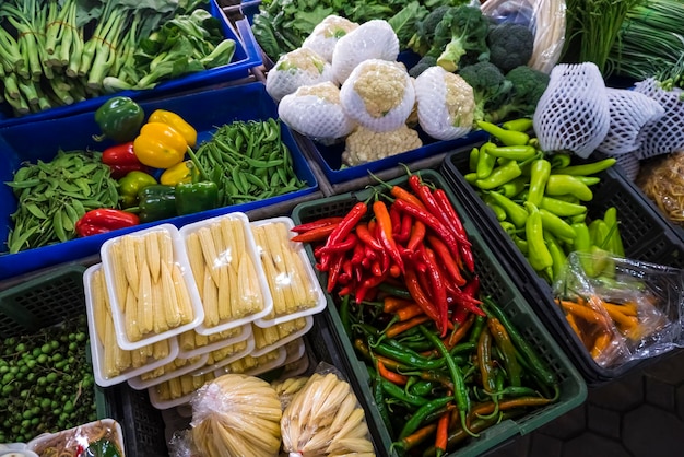 Vue grand angle de divers légumes frais à vendre sur le marché en Thaïlande