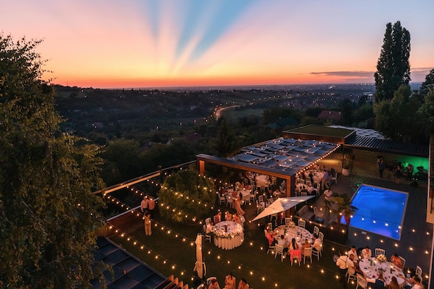 Vue grand angle du lieu de mariage en plein air au coucher du soleil. Copiez l'espace.