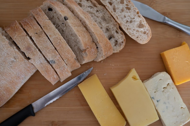 Vue grand angle du pain et du fromage à bord