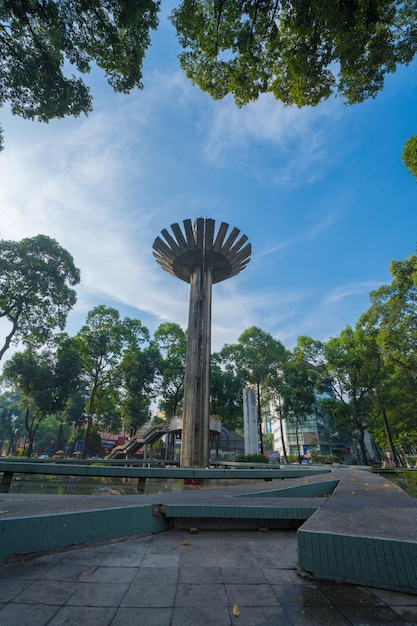 Vue grand angle du pilier Lotus Une architecture emblématique au lac Turtle Ho Con Rua avec ciel bleu à Saigon