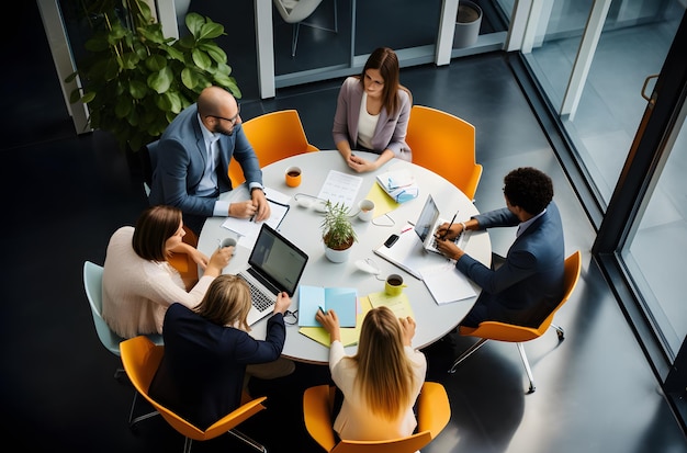 vue en grand angle d'hommes d'affaires multiethniques travaillant dans la salle de conférence