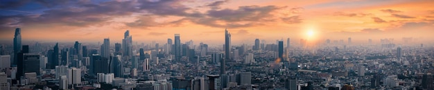 Photo vue grand angle des immeubles de grande hauteur condominium dans la ville de bangkok au lever du soleil skyline vue de dessus centre-ville ville de thaïlande asiatique