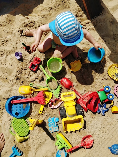 Vue grand angle des jouets à la plage