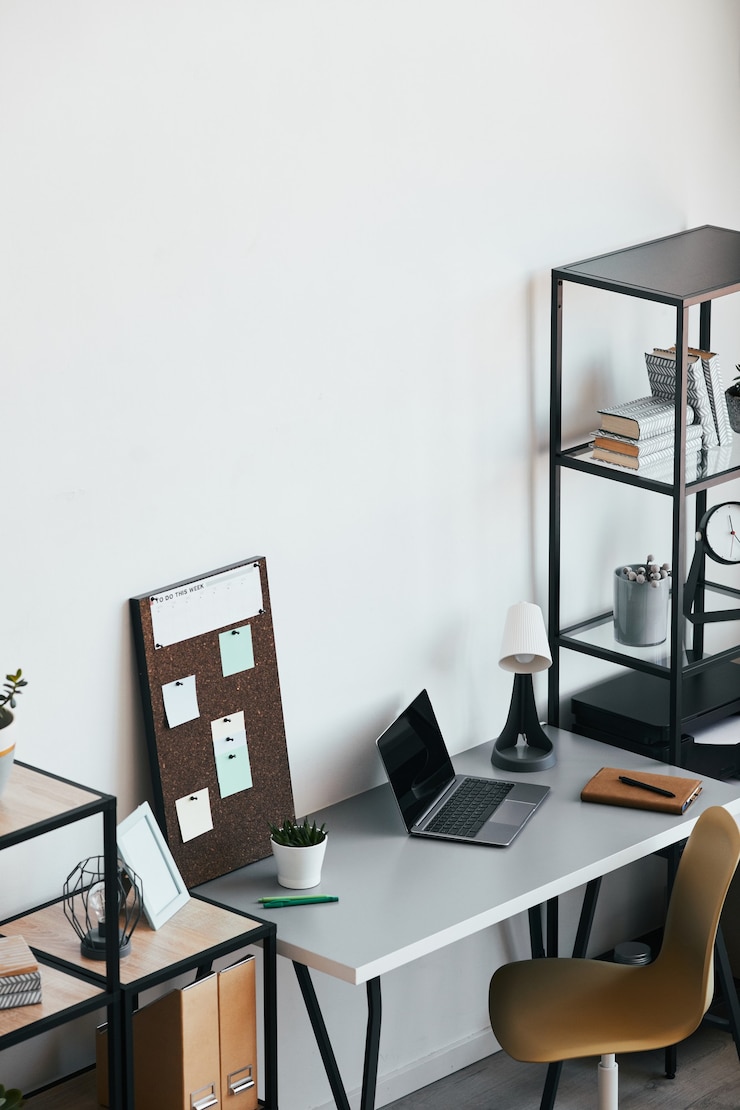 Photo vue grand angle sur le lieu de travail minimal du bureau à domicile avec ordinateur portable et accessoires en noir et blanc, espace de copie
