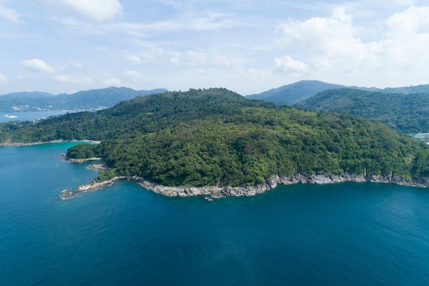 Vue grand angle Mer tropicale avec vague s'écrasant sur le bord de mer et haute montagne située à Phuket Thaïlande vue aérienne drone de haut en bas Paysage de vue sur la nature incroyable Belle surface de la mer.