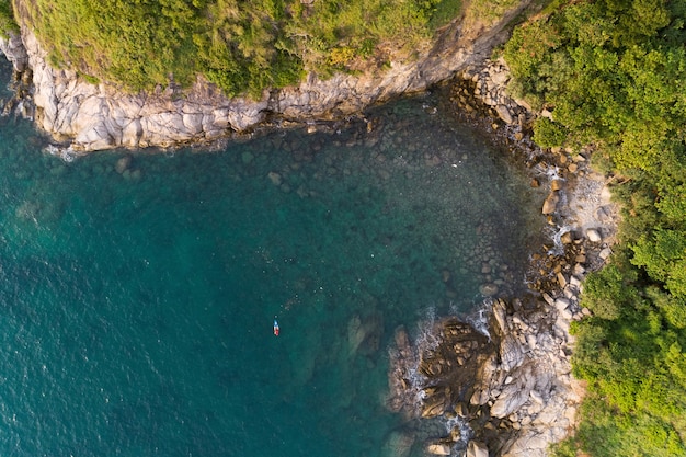 Vue Grand Angle Sur La Mer Tropicale Avec Vague S'écraser Sur Le Bord De Mer Et De Haute Montagne Situé Dans L'antenne De Phuket Thaïlande