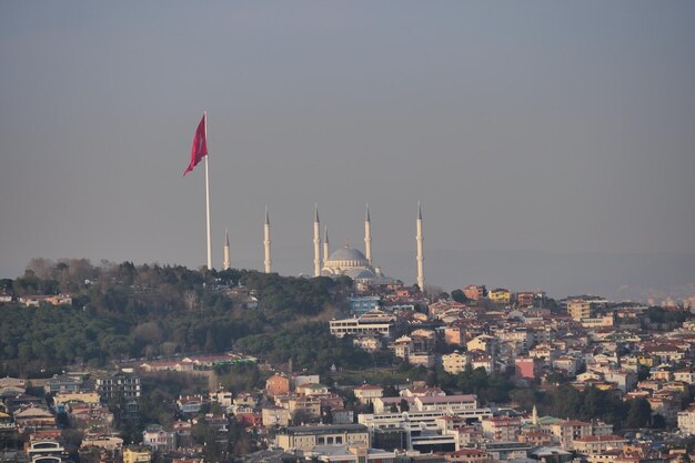 Vue grand angle de la mosquée de Camlica et du drapeau de la Turquie