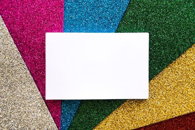 Vue grand angle de papier carton blanc sur tapis multicolore