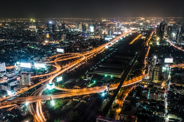 Vue en grand angle paysage scène nocturne du paysage urbain voir l'ampoule lumineuse de l'autoroute, du gratte-ciel, de la route et de l'horizon, Immeuble résidentiel de Bangkok, la capitale de la Thaïlande en Asie