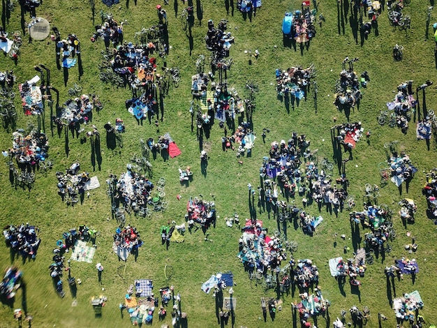 Vue grand angle des personnes dans le parc