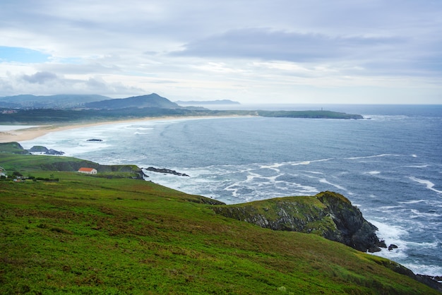 Vue grand angle d'une plage sur la côte espagnole de l'océan Atlantique Valdovio Galice Espagne