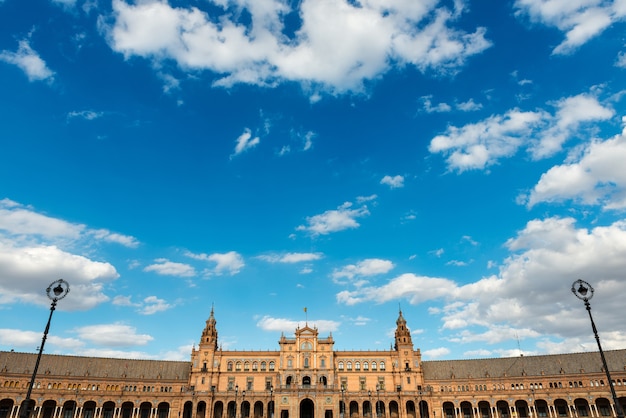 Photo vue grand angle de la plaza de espana à séville espagne une place construite en 1928 pour l'exposition ibéro-américaine de 1929 dans le style régionalisme