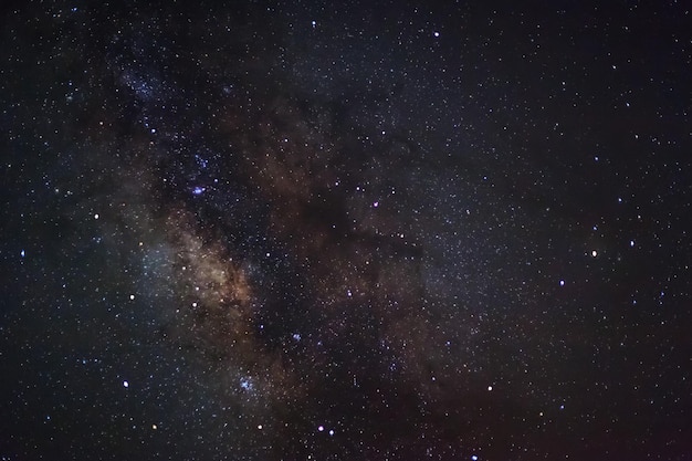 Une vue grand angle de la région Antares de la Voie lactée