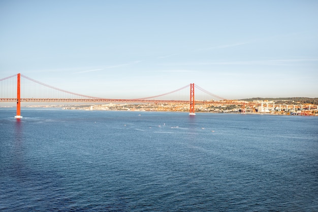 Vue grand angle sur le Tage et le célèbre pont du 25 avril pendant la lumière du matin dans la ville de Lisbonne, Portugal