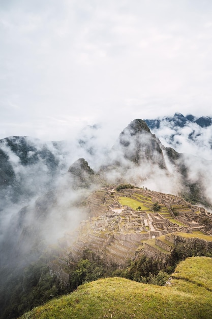Vue grand angle de la ville inca de Machu Picchu