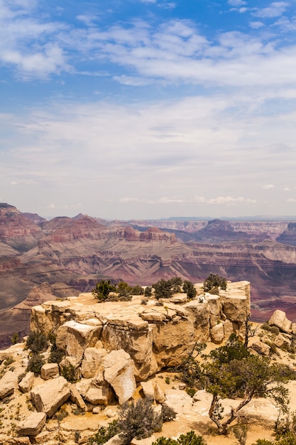 Photo vue sur le grand canyon depuis la rive sud avec la lumière du coucher du soleil