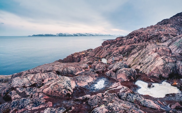 Vue sur la grande falaise dans le ciel arctique. Paysage minimaliste avec de belles Rocheuses. Superbe paysage polaire avec rocher pointu.