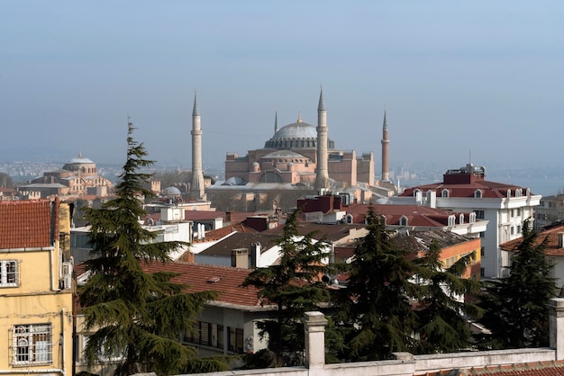 Vue de la Grande Mosquée Sainte-Sophie depuis le toit d'une maison par une journée ensoleillée Istanbul Turquie