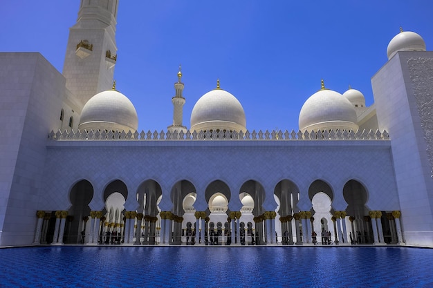 Vue de la Grande Mosquée Sheikh Zayed à Abu Dhabi Emirats Arabes Unis