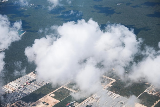 Une vue d'une grande zone industrielle avec une grande couverture nuageuse.