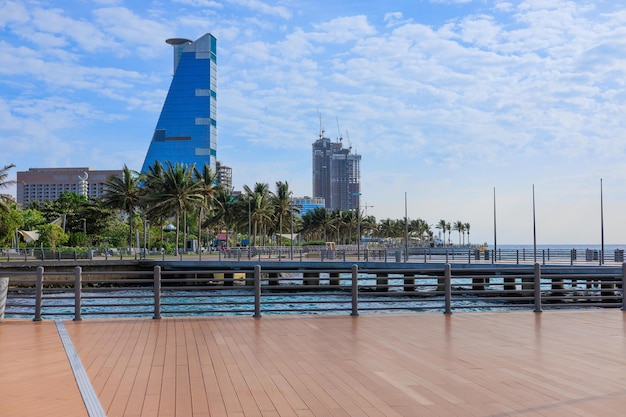 Vue des gratte-ciel de Djeddah depuis la plage publique