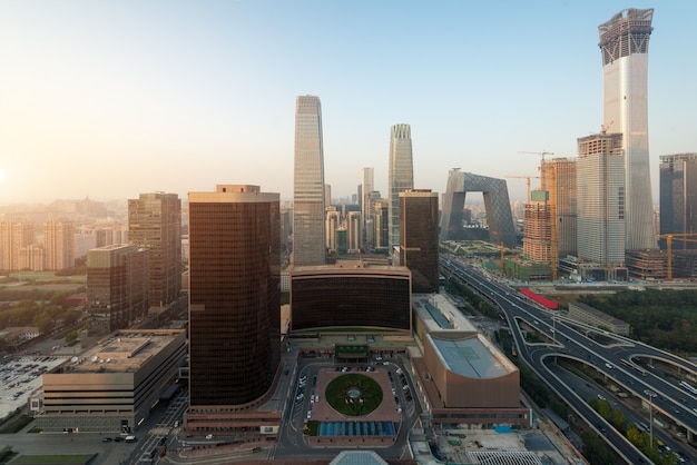 Vue des gratte-ciel du quartier central des affaires de Beijing au coucher du soleil à Pékin