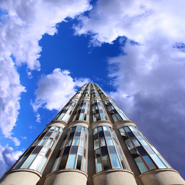 vue sur le gratte-ciel moderne et le ciel bleu