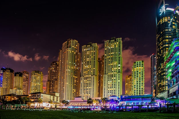 Vue des gratte-ciel modernes dans la résidence de plage de Jumeirah à Dubaï, JBR - ville artificielle de canal, découpée le long d'un 3 km sur le rivage de golfe Persique.