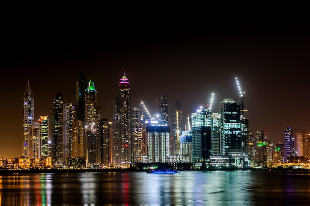 Vue des gratte-ciel modernes dans la résidence de plage de Jumeirah