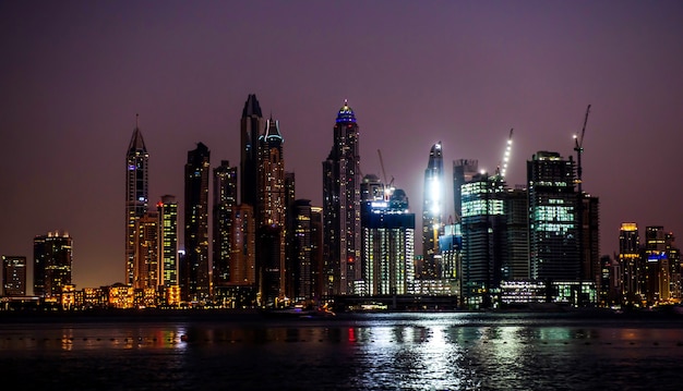 Vue des gratte-ciel modernes dans la résidence de plage de Jumeirah