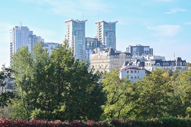Vue des gratte-ciel modernes du jardin botanique de la ville de Kyiv