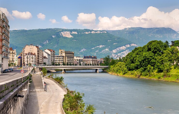 Photo vue de grenoble sur la rivière isère france