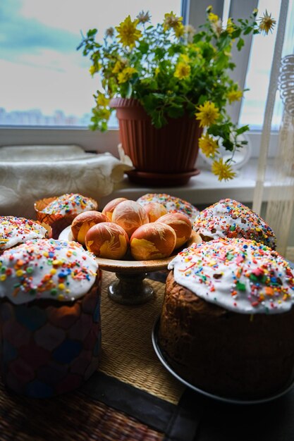 Vue en gros plan des œufs de poule, du gâteau de Pâques fait maison et des brindilles de saule