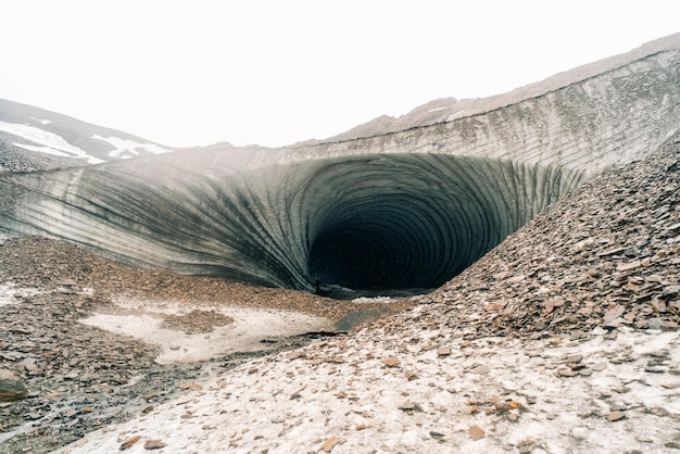 Vue de la grotte de glace du tunnel arrondi de l'intérieur de la grotta de Jimbo Ushuaia Terre de Feu