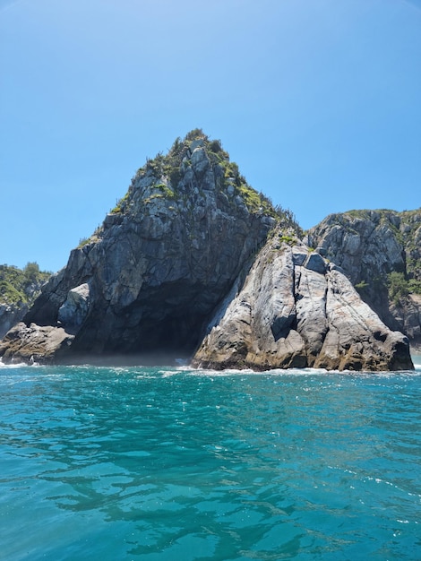 Vue d'une grotte sous-marine