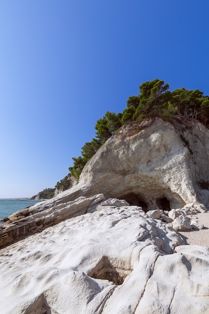 Vue sur les grottes d'une plage à Sirolo, Italie