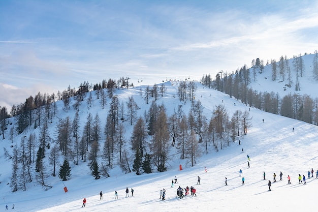 Vue d'un groupe de personnes sur une piste de ski