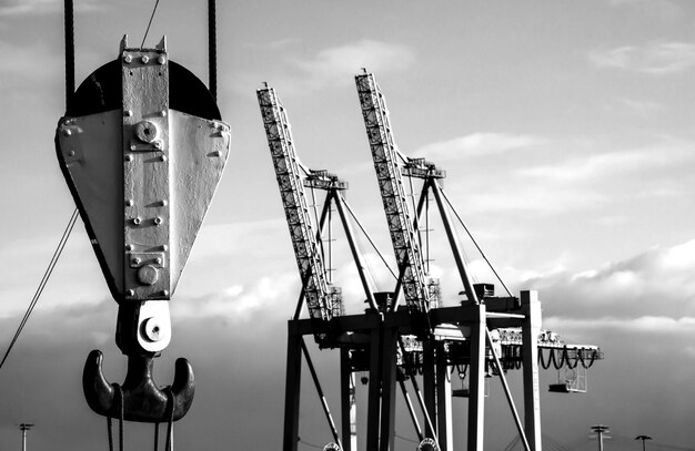 Photo vue des grues contre le ciel