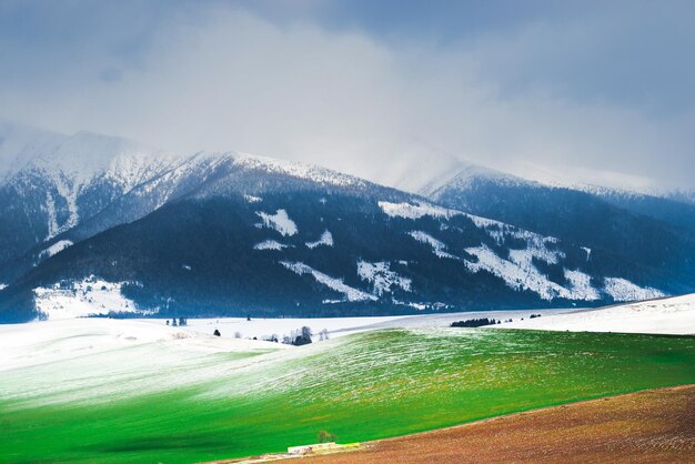 Vue de Haj-Nicovo à West tatras près de Liptovsky Mikulas en hiver. Slovaquie, région de Liptov.