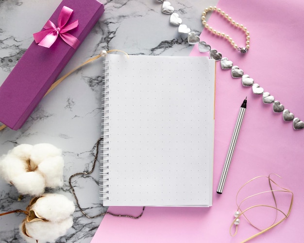 Vue à haut angle des accessoires personnels sur la table