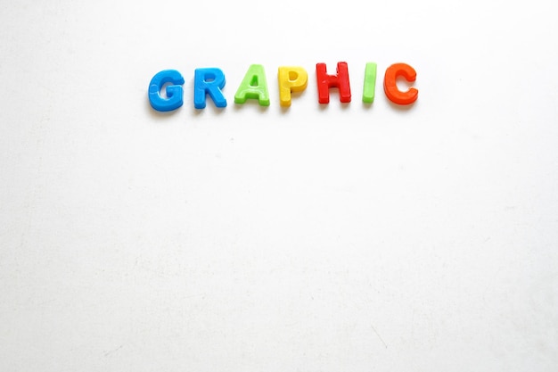 Vue à haut angle des alphabets sur fond blanc