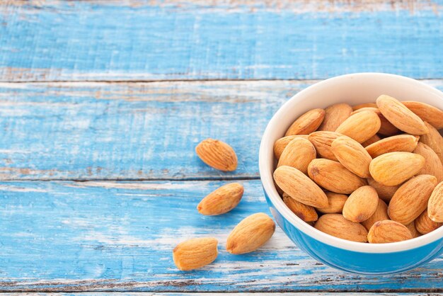 Photo vue à haut angle des amandes dans un bol sur un fond blanc